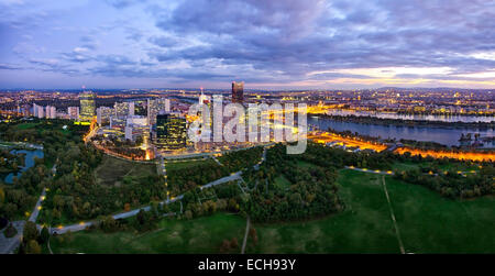 Donau City Vienna presso il fiume Danubio con il nuovo controller DC-Tower Foto Stock