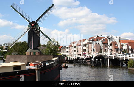 Xvii secolo post mill 'De mettere' a Galgewater canal in Leiden, Paesi Bassi con Rembrandt ponte sulla destra. (Entrambe le repliche) Foto Stock