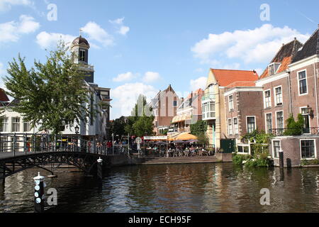 Aalmarkt canal a ponte Waaghoofdbrug, vicino alla confluenza della Oude Rijn canale nel centro storico di Leiden, Paesi Bassi Foto Stock