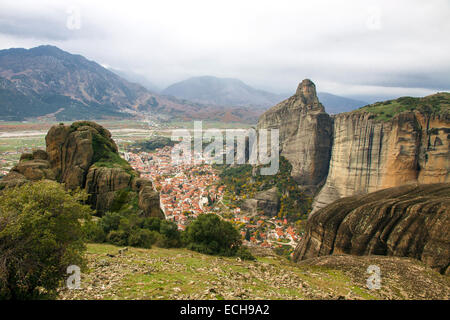 Rocce di Meteora con Kalampaka città sullo sfondo, regione di Trikala, Grecia Foto Stock