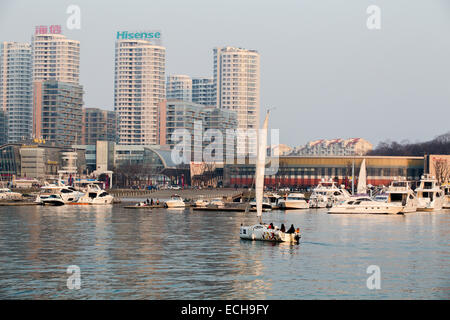 Barca a vela torna a Qingdao Olympic sailing center Foto Stock