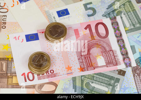 Le banconote e le monete in euro Foto Stock