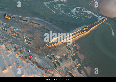 Vista aerea del gigante buchi nella sabbia durante una spiaggia progetto di restauro a frenare il processo di erosione in Charleston, Sc Foto Stock