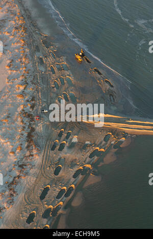 Vista aerea del gigante buchi nella sabbia durante una spiaggia progetto di restauro a frenare il processo di erosione in Charleston, Sc Foto Stock