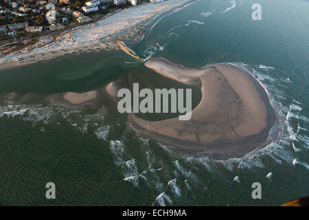 Vista aerea di un'isola artificiale offshore emergenti durante una spiaggia progetto di restauro a frenare il processo di erosione in Charleston, Sc Foto Stock