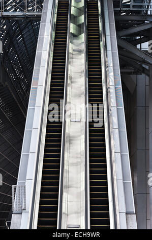 Scale mobili presso la stazione centrale di Kyoto, Giappone. Un enorme edificio futurista progettato da Hiroshi Hara, ha aperto nel 1997 Foto Stock