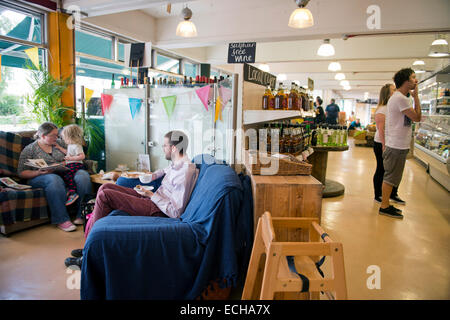 Famiglia area caffetteria presso il cibo migliore azienda supermaket organico in San Werburgh, Bristol REGNO UNITO Foto Stock