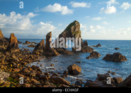 Luce della Sera sulle formazioni rocciose della testa Crohy, County Donegal, Irlanda. Foto Stock