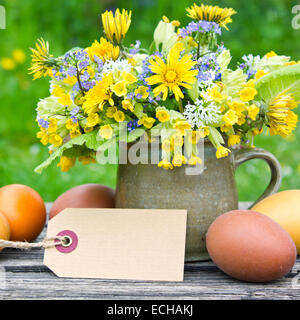 Bouquet con fiori di primavera le uova di pasqua ed etichetta Foto Stock