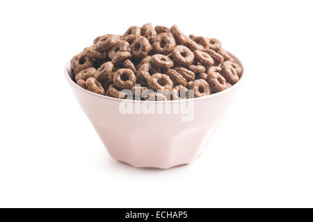 Cioccolato anelli di cereali su sfondo bianco Foto Stock