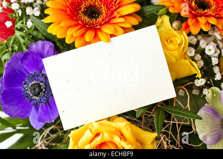 Bouquet di rose e gerbere e anemoni con la carta Foto Stock
