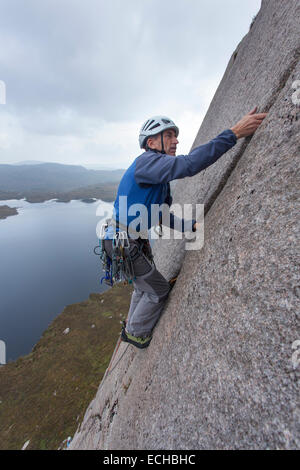 Geoff Thomas arrampicata su revival classico (HVS 4c,5a,4c), Lough Belshade, montagne Bluestack, County Donegal, Irlanda. Foto Stock