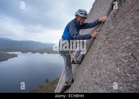 Geoff Thomas arrampicata su revival classico (HVS 4c,5a,4c), Lough Belshade, montagne Bluestack, County Donegal, Irlanda. Foto Stock