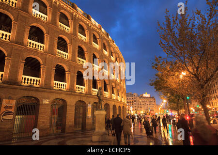 Esterno dell'arena Plaza de Toros Valencia accesa su un wet notte piovosa Foto Stock