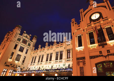 Esterno della principale stazione ferroviaria Estacio del Nord di Valencia accesa su una notte piovosa Foto Stock
