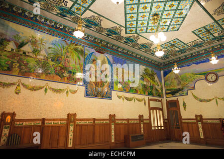 Mosaici in ceramica nel ticket hall della principale stazione ferroviaria Estació del Nord di Valencia Spagna Foto Stock