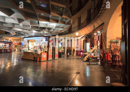 Negozi in Placa Redona in centro di Valencia di notte Foto Stock