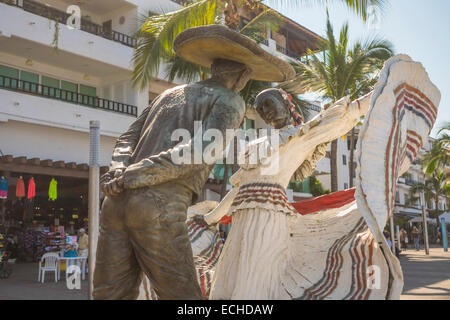 Puerto Vallarta, Messico - Statua del giovane messicano, tradizionalmente condita, ballare. Vallarta ballerini. Situato al Malecon. Foto Stock