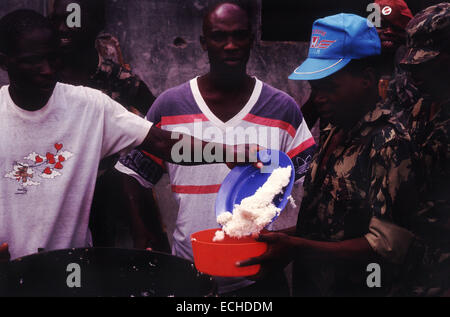 Soldati smobilitati essendo alimentato il riso in Beira Mozambico Foto Stock