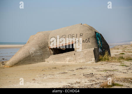 Una pistola emplacement dalla Guerra Mondiale 2 su una spiaggia vicino a Mont St Frieux,Francia. Graffiti segno legge "Bar de la plage" come uno scherzo Foto Stock