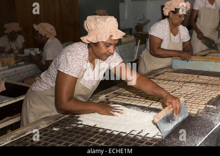 Maurizio, Mahebourg, Biscuiterie Rault manioca biscottificio, donna lievito trasformati mix di tapioca Foto Stock