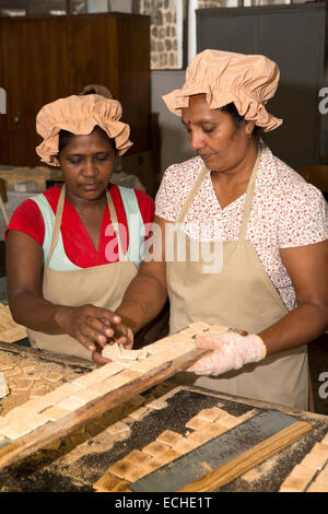 Maurizio, Mahebourg, Biscuiterie Rault manioca biscottificio, donne lievito trasformati mix di tapioca Foto Stock