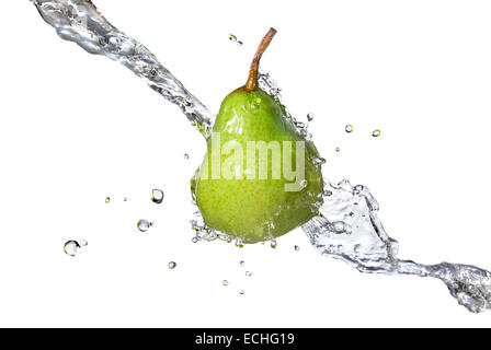 Pera verde con acqua splash isolato su bianco Foto Stock