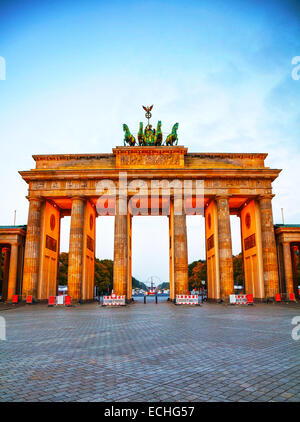 La porta di Brandeburgo (Brandenburger Tor) di Berlino in Germania presso sunrise Foto Stock