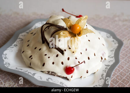 Yogurt torta di cioccolato e ciliegie Foto Stock