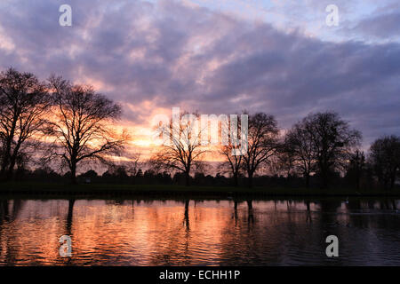 Datchet, Berkshire. Il 15 dicembre 2014. Regno Unito: Meteo il sole tramonta sul Fiume Tamigi a Windsor, come si vede dalle rive del Tamigi a Datchet, Berkshire. Credito: Ed Brown/Alamy Live News Foto Stock