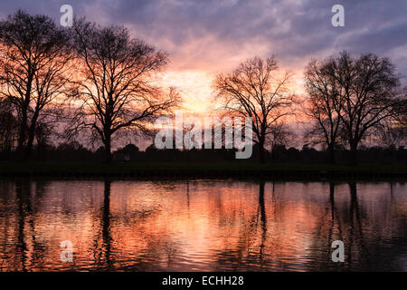 Datchet, Berkshire. Il 15 dicembre 2014. Regno Unito: Meteo il sole tramonta sul Fiume Tamigi a Windsor, come si vede dalle rive del Tamigi a Datchet, Berkshire. Credito: Ed Brown/Alamy Live News Foto Stock