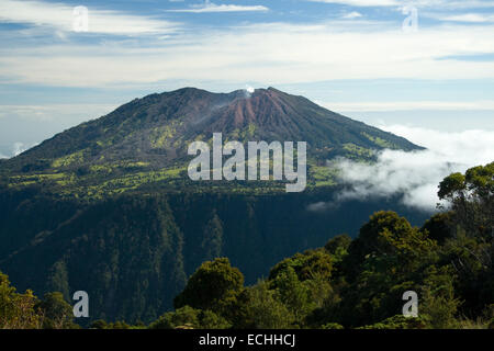 Vista panoramica del vulcano sull isola di Costa Rica con cloudscape sfondo. Foto Stock