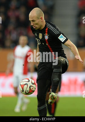 Augsburg, Germania. Xiii Dec, 2014. Monaco di Baviera Arjen Robben controlla il pallone durante la Bundesliga tedesca partita di calcio tra FC Augsburg e FC Bayern Monaco di Baviera a SGL Arena di Augsburg, Germania, 13 dicembre 2014. Foto: Andreas Gebert/dpa/Alamy Live News Foto Stock