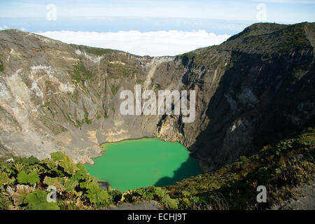 Vista panoramica del lago verde nel cratere del vulcano di Irazu, Costa Rica. Foto Stock