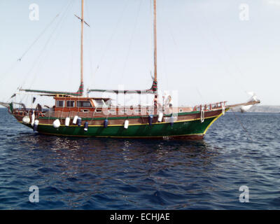 Barca a vela in mare senza vento Foto Stock