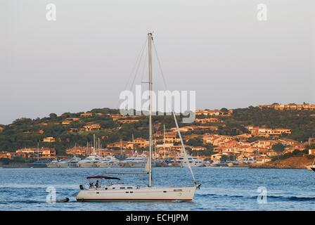 Barca a vela in mare senza vento Foto Stock