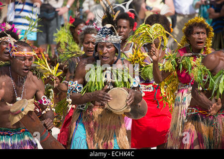 La Melanesia, Nuova Guinea Papua Nuova Guinea. Piccola isola di Ali al largo della costa della terraferma PNG. Gli abitanti dei villaggi locali ballare con i tamburi. Foto Stock