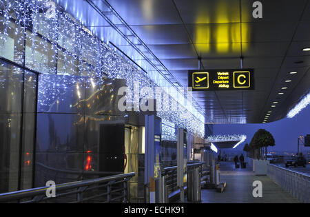 Bruxelles, Belgio. 15 dic 2014. Due passeggeri a lasciare la sala partenze dell'aeroporto di Bruxelles Zaventem durante una nazionale sciopero generale del Belgio, dic. 15 2014. Credito: Voi Pingfan/Xinhua/Alamy Live News Foto Stock