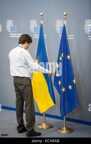 Bruxelles, Belgio. 15 dic 2014. Lavoratore impostare flag ucraino prima della riunione a livello europeo la sede del Consiglio a Bruxelles, in Belgio il 15.12.2014 da Wiktor Dabkowski/dpa/Alamy Live News Foto Stock