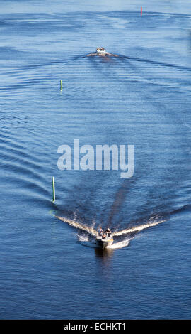 Barche a motore / skiffs andando in direzioni opposte su Passage , Finlandia Foto Stock