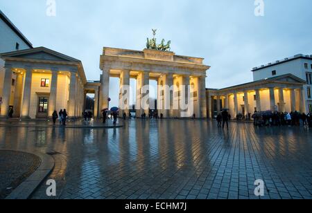 Berlino, Germania. 15 dic 2014. Porta di Brandeburgo fotografata a Berlino, Germania, 15 dicembre 2014. Foto: Joerg Carstensen/dpa/Alamy Live News Foto Stock