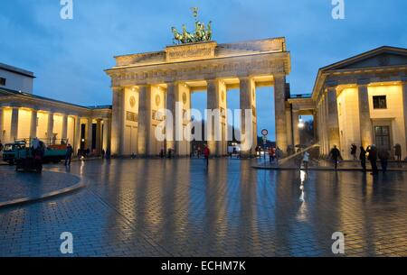 Berlino, Germania. 15 dic 2014. Porta di Brandeburgo fotografata a Berlino, Germania, 15 dicembre 2014. Foto: Joerg Carstensen/dpa/Alamy Live News Foto Stock