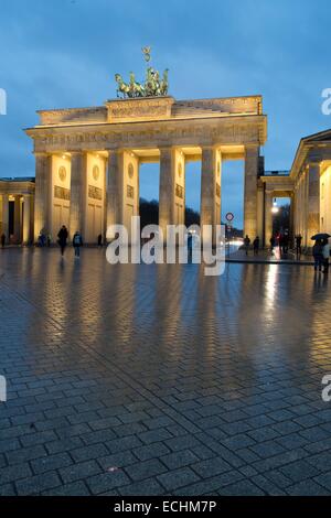 Berlino, Germania. 15 dic 2014. Porta di Brandeburgo fotografata a Berlino, Germania, 15 dicembre 2014. Foto: Joerg Carstensen/dpa/Alamy Live News Foto Stock