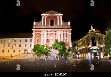 Lubiana città di notte, Slovenia. Vista la chiesa francescana dell Annunciazione su Preseren Square Foto Stock