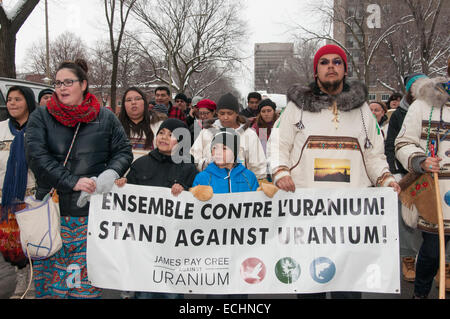 Montreal, Canada. 15 dic 2014. Nativo di camminatori Cree contro lo sviluppo di uranio nella loro regione di arrivare alla città di Montreal dopo un 850 km a piedi in frigida temperature invernali. Il gruppo sinistra Cree comunità di Mistissini situato in James-Bay il 23 novembre 2014. Con questo marzo Cree giovani sono determinato a dimostrare che essi sono contrari a qualsiasi sviluppo di uranio sulla loro vasta terra di 350 000km Credito: Megapress/Alamy Live News Foto Stock