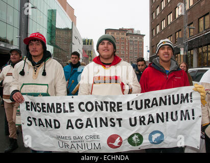 Montreal, Canada. 15 dic 2014. Nativo di camminatori Cree contro lo sviluppo di uranio nella loro regione di arrivare alla città di Montreal dopo un 850 km a piedi in frigida temperature invernali. Il gruppo sinistra Cree comunità di Mistissini situato in James-Bay il 23 novembre 2014. Con questo marzo Cree giovani sono determinato a dimostrare che essi sono contrari a qualsiasi sviluppo di uranio sulla loro vasta terra di 350 000km Credito: Megapress/Alamy Live News Foto Stock