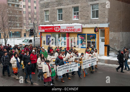 Montreal, Canada. 15 dic 2014. Nativo di camminatori Cree contro lo sviluppo di uranio nella loro regione di arrivare alla città di Montreal dopo un 850 km a piedi in frigida temperature invernali. Il gruppo sinistra Cree comunità di Mistissini situato in James-Bay il 23 novembre 2014. Con questo marzo Cree giovani sono determinato a dimostrare che essi sono contrari a qualsiasi sviluppo di uranio sulla loro vasta terra di 350 000km Credito: Megapress/Alamy Live News Foto Stock