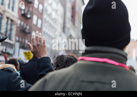 Vista dei partecipanti in milioni marzo NYC protestando il razzismo e la brutalità della polizia. La città di New York, NY. Stati Uniti d'America. Il 13 dicembre 2014. Foto Stock