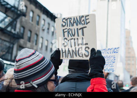 Vista dei partecipanti in milioni marzo NYC protestando il razzismo e la brutalità della polizia. La città di New York, NY. Stati Uniti d'America. Il 13 dicembre 2014. Foto Stock