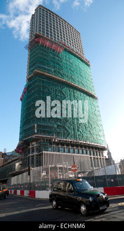Punto centrale edificio subisce un lifting in preparazione per appartamenti di lusso in Tottenham Court Road London UK KATHY DEWITT Foto Stock